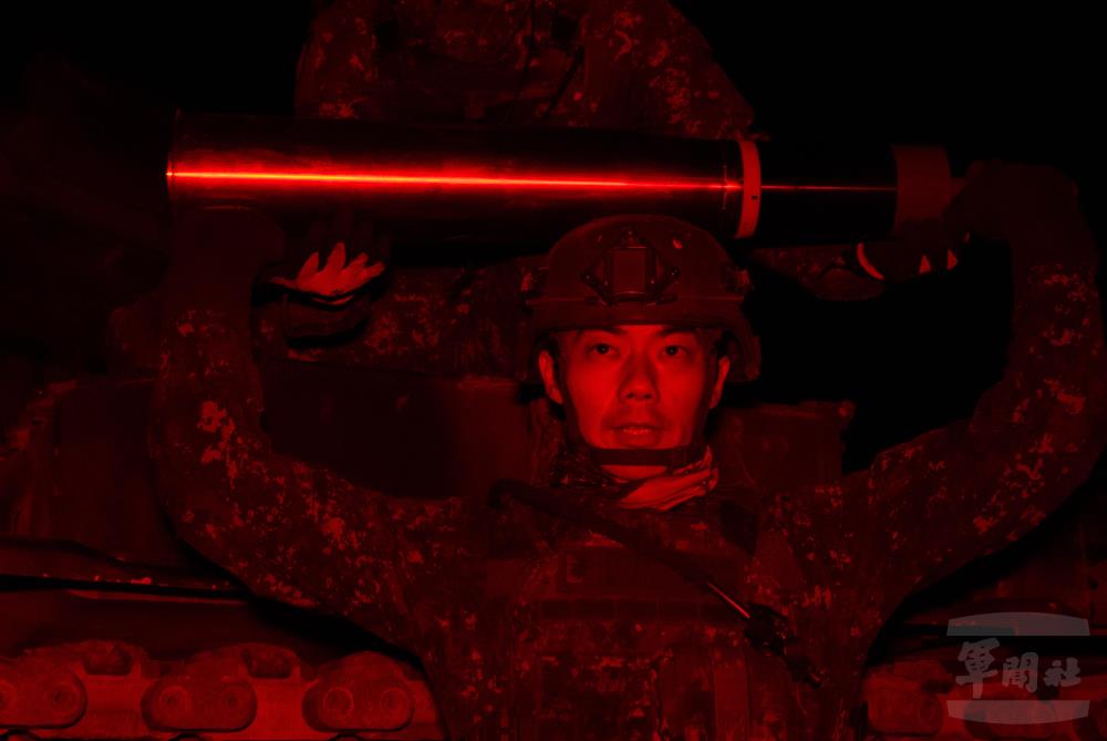 官兵執行彈藥裝載。（軍聞社記者李恬恬攝）