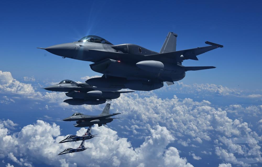 空軍派遣F-16V BLK 20戰機及勇鷹高級教練機升空伴飛，迎接首批F-16 BLK 70戰機返臺。（國防部提供）