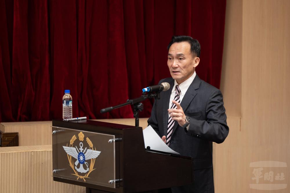 常務次長楊中將30日主持國軍軍事投資建案作業講習。(軍聞社記者吳柏融攝) 常務次長楊中將30日主持國軍軍事投資建案作業講習。(軍聞社記者吳柏融攝)