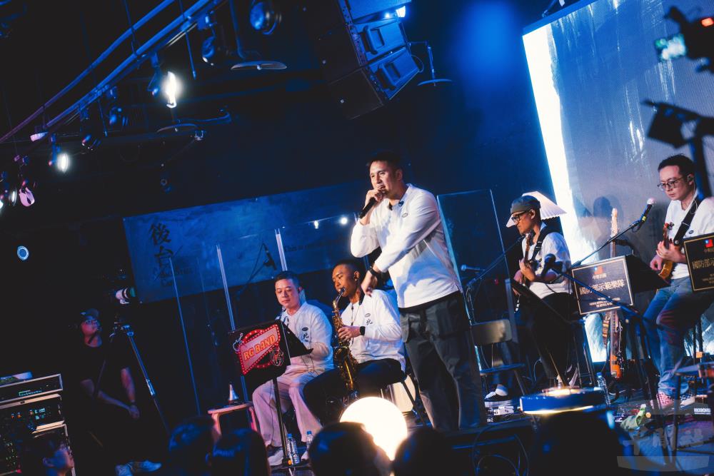 團員演唱不同風格的樂曲，現場反應熱烈。（軍聞社記者文仁攝）