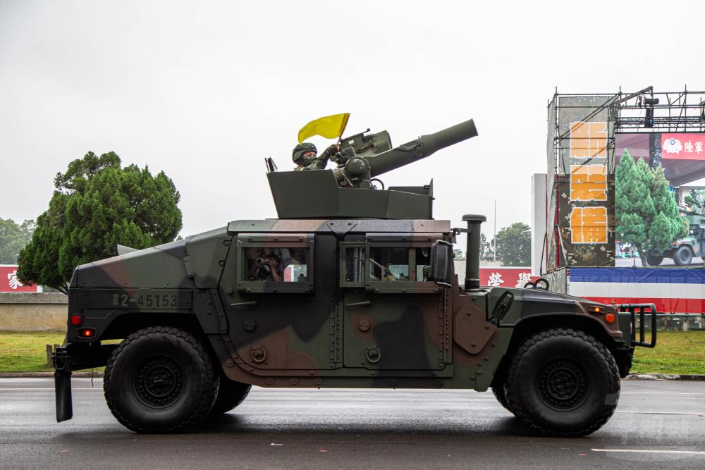 拖式2B飛彈車通過閱兵臺。（軍聞社記者尤昱翔攝）