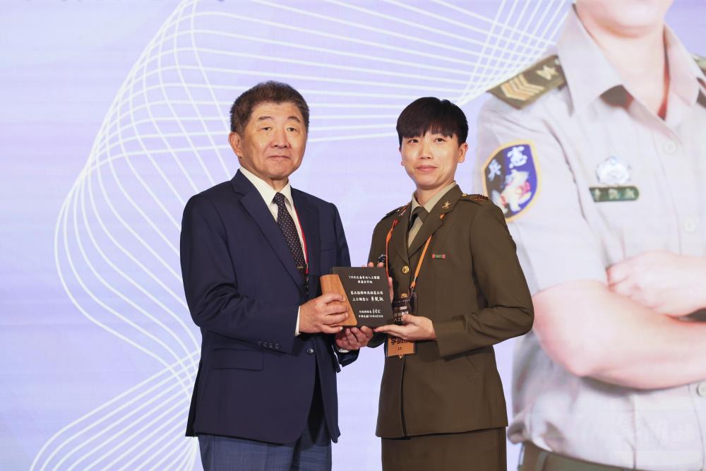 高雄憲兵隊李凱淑上士榮獲「緝毒合作組」獎項。（青年日報提供）