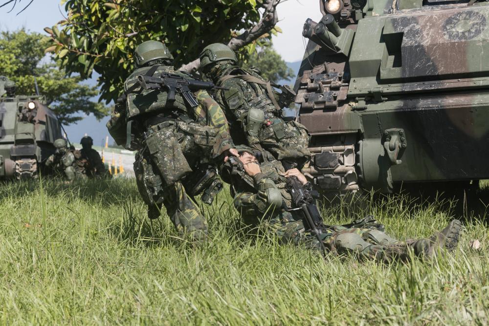 官兵實施戰傷救護演練。（軍聞社記者李恬恬攝）
