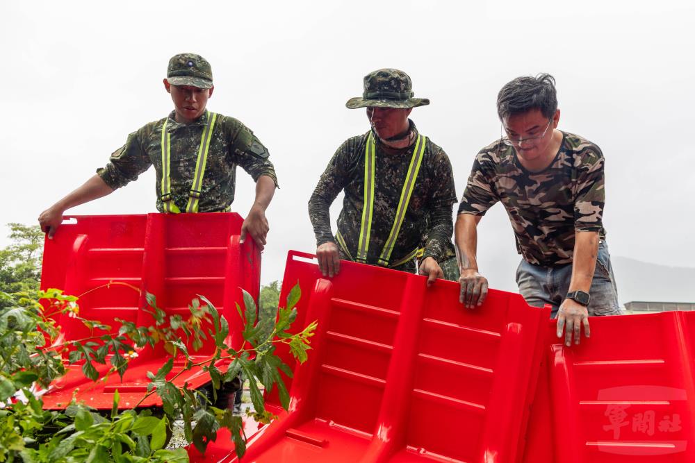 軍民合作爭取時效性。（軍聞社記者蔡枋澐攝）