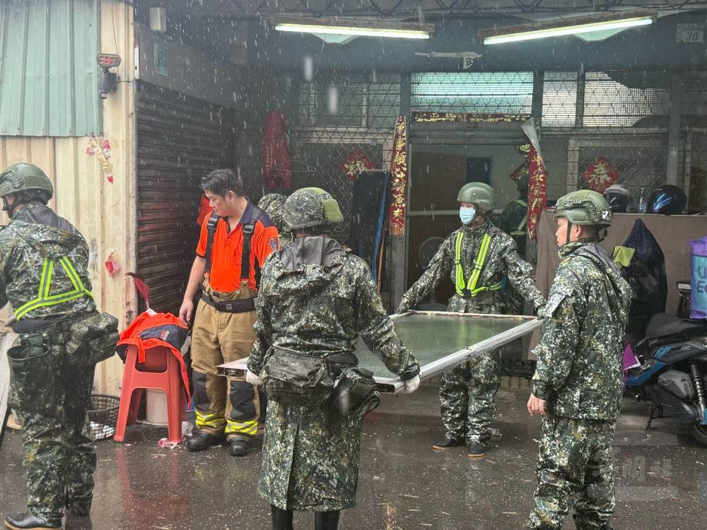 軍民同心　第四作戰區動員兵力與後備幹部助民重整家園