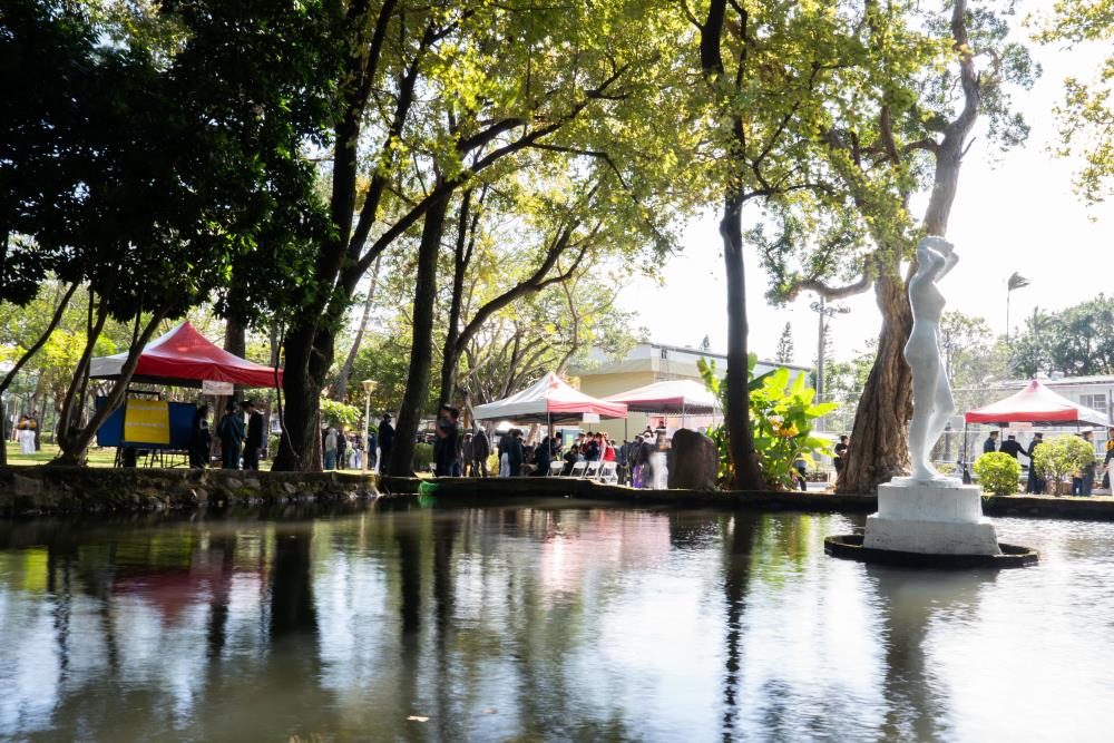 院慶系列慶祝活動在曉園周邊舉行師生園遊會與各學系教學成果展。（軍聞社記者李恬恬攝）