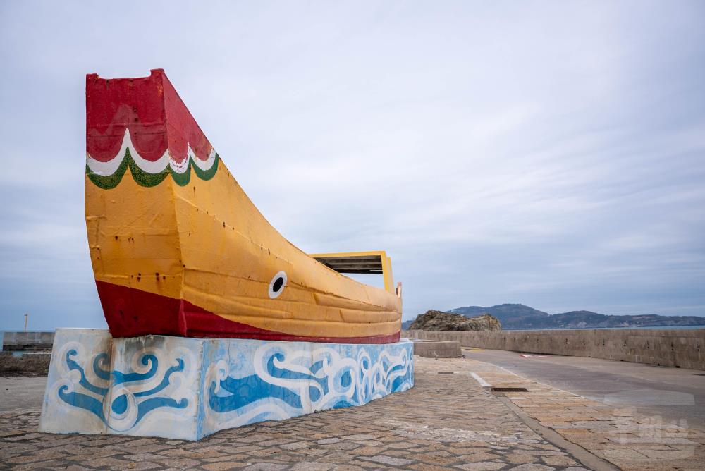 軍方承建的橘色舢舨船「凱旋號」，早年在戰地政務時期，負責莒光島際之間交通及物資運補任務任務。（軍聞社記者尤昱翔攝）