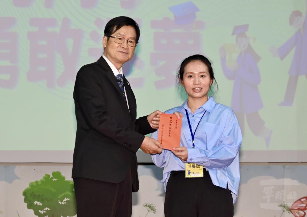 國軍退除役官兵輔導委員會主任委員嚴德發頒贈獎助學金。（國軍退除役官兵輔導委員會提供）