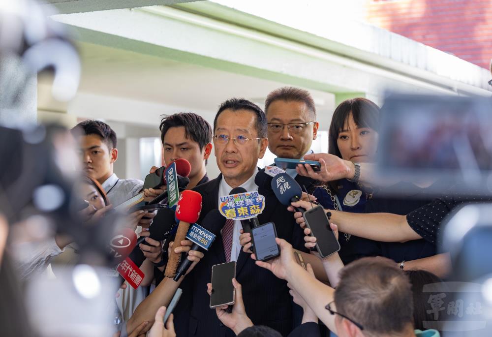 國防部長顧立雄26日於會前受訪。（軍聞社記者吳柏融攝）
