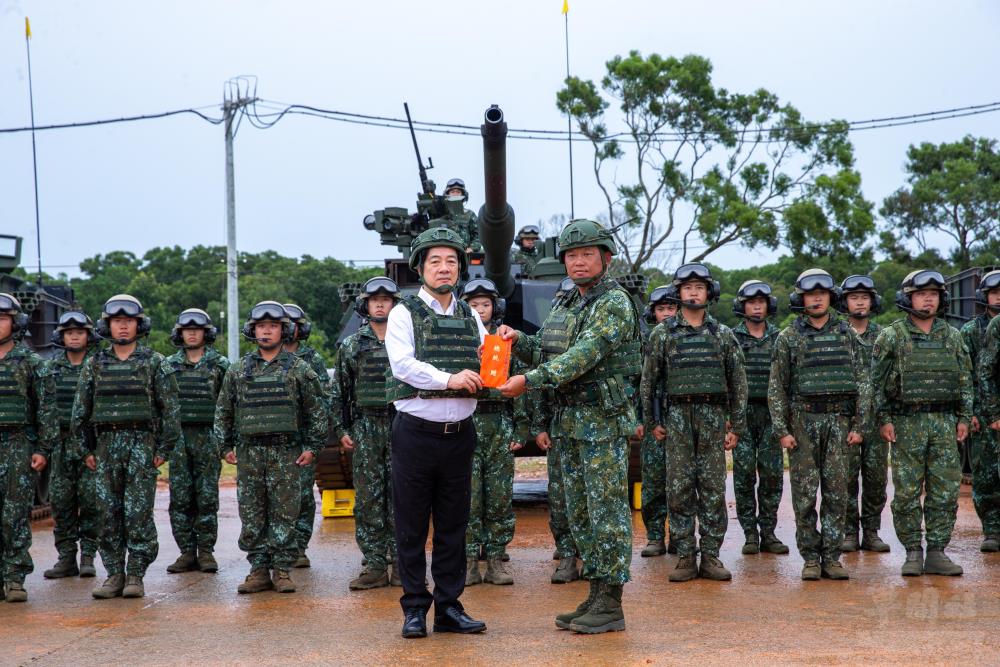賴總統頒發加菜金感謝官兵戰備訓練的辛勞。（軍聞社記者王進福攝）