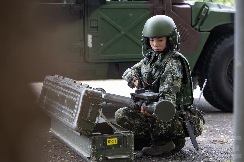 砲長實施彈檢。(軍聞社記者吳柏融攝) 砲長實施彈檢。(軍聞社記者吳柏融攝)