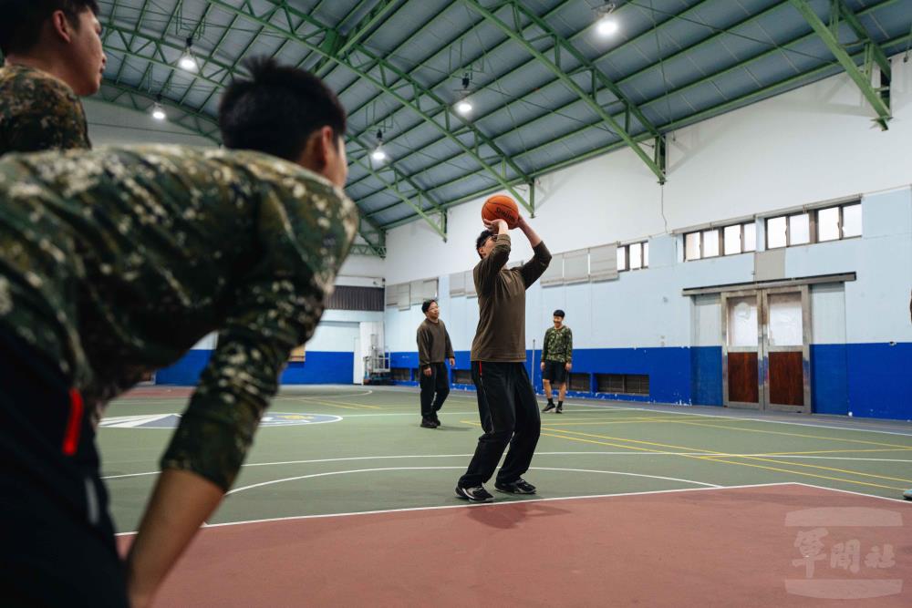 官兵透過運動紓解壓力。（軍聞社記者邱奕菖攝）
