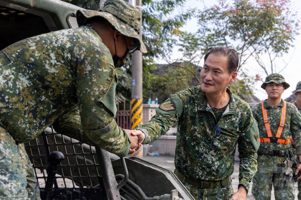 第二作戰區指揮官劉中將慰勉官兵辛勞。（軍聞社記者蔡枋澐攝）
