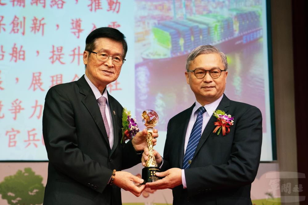 嚴主委表揚輔導退除役官兵就業績效優良企業團體。(軍聞社記者李恬恬攝) 嚴主委表揚輔導退除役官兵就業績效優良企業團體。(軍聞社記者李恬恬攝)