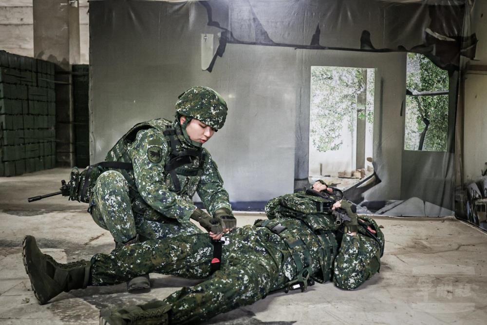 戰場上第一致死原因為大量出血。止血帶可單人操作，在受傷第一時間於四肢做出血的控制。（陸軍三支部衛生營提供）