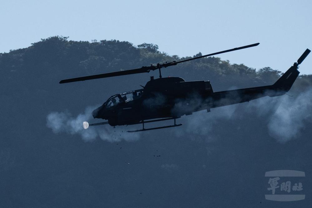 AH-1W直升機射擊20機砲。（軍聞社記者林庭暉攝）