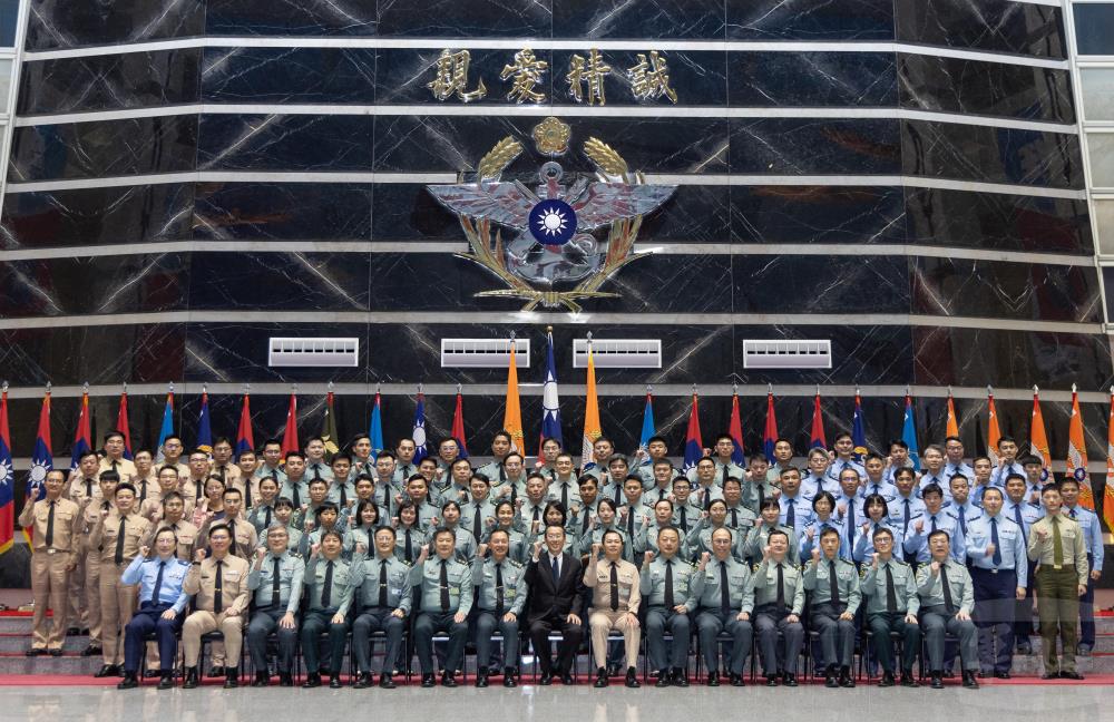 顧部長10日頒獎表揚優良軍醫人員，與獲獎人員合影。（軍聞社記者吳柏融攝）