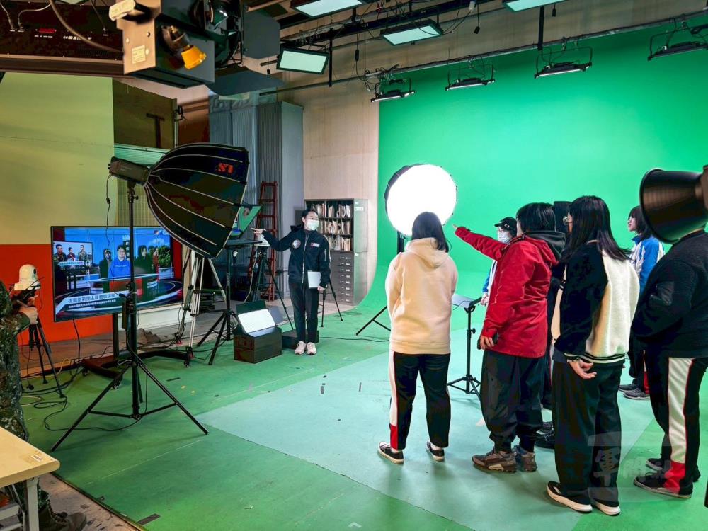 學子於政戰學院體驗虛擬攝影棚。（基隆招募站提供）