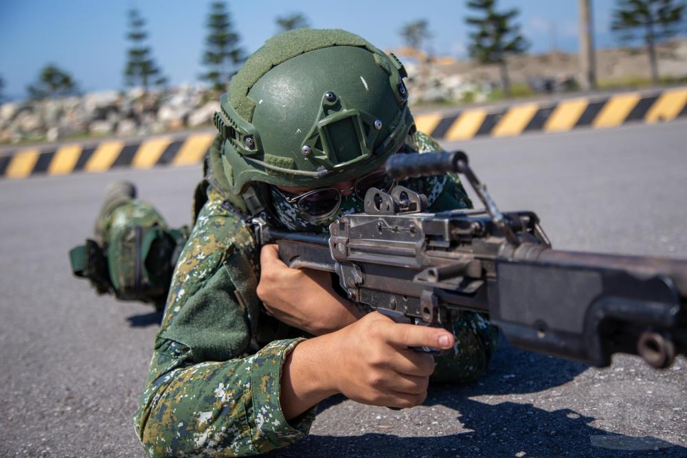 官兵進行火力部署。（軍聞社記者江騏安攝）
