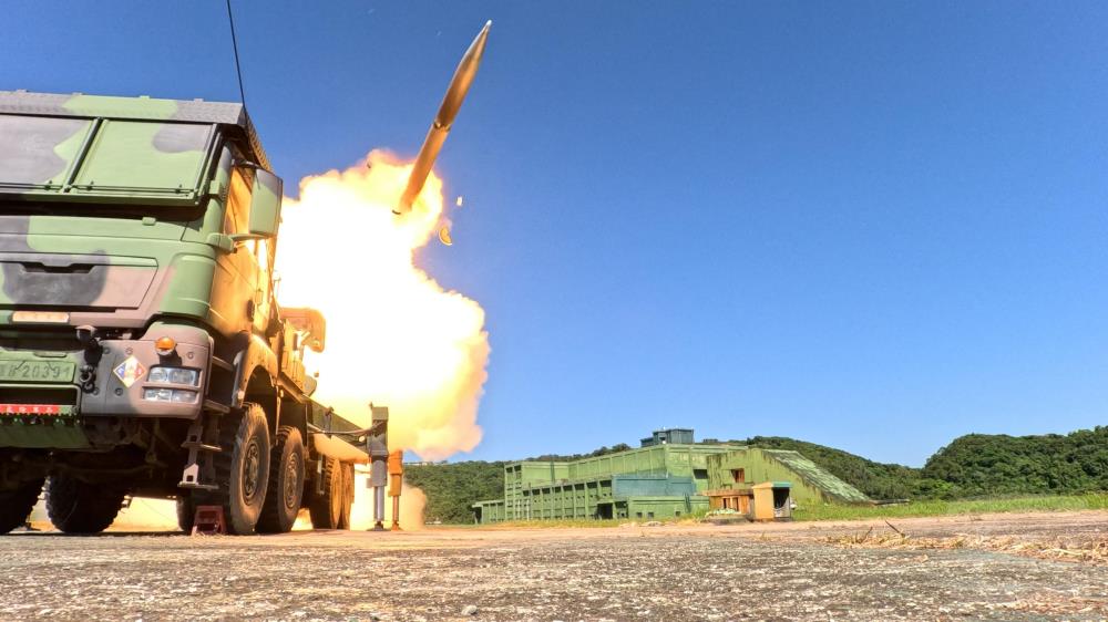 雷霆2000多管火箭系統實彈射擊。（軍聞社記者王茗生攝）
