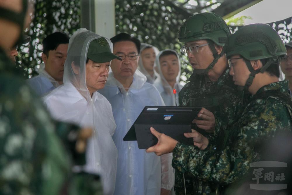 21砲指部指揮官林少將向賴總統報告火力整體運用。（軍聞社記者侯凱議攝）

