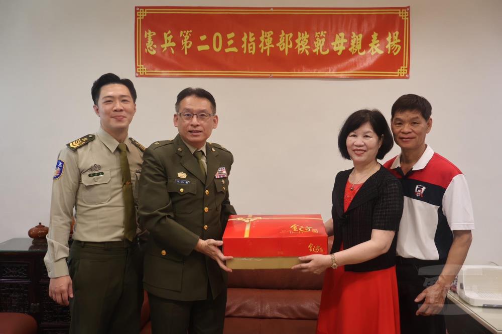 憲兵203指揮部指揮官張少將日前表揚單位模範母親王春滿女士。(憲兵203指揮部提供) 憲兵203指揮部指揮官張少將日前表揚單位模範母親王春滿女士。(憲兵203指揮部提供)