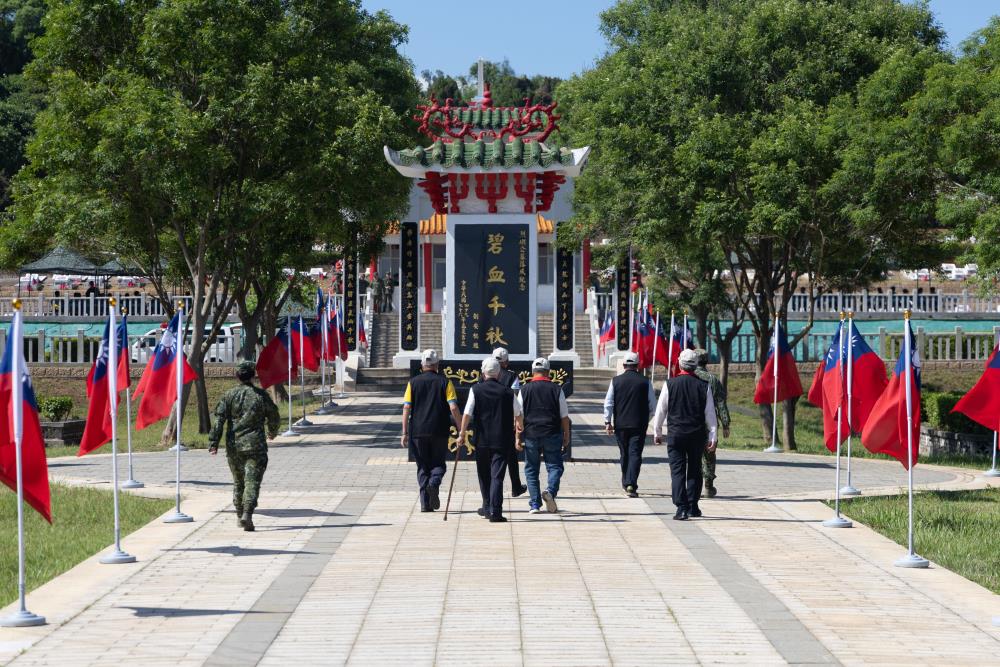 八二三戰役英雄前輩們重返金門,回憶堅定守護前線決心。(軍聞社記者蔡枋澐攝) 八二三戰役英雄前輩們重返金門,回憶堅定守護前線決心。(軍聞社記者蔡枋澐攝)