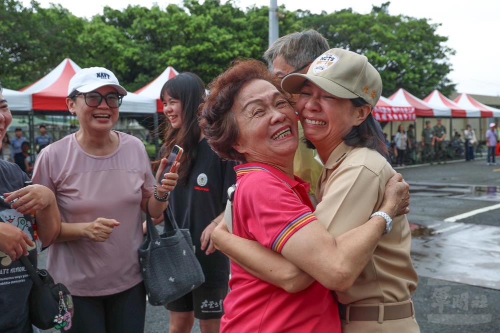 敦睦支隊返抵國門　官兵與家屬團聚共享榮耀