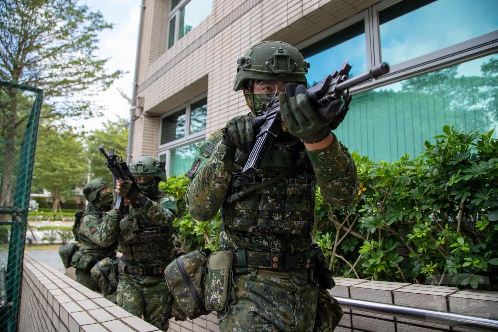 偵蒐排接獲上級命令,針對責任地境進行偵蒐、警戒。(軍聞社記者王進福攝) 偵蒐排接獲上級命令,針對責任地境進行偵蒐、警戒。(軍聞社記者王進福攝)