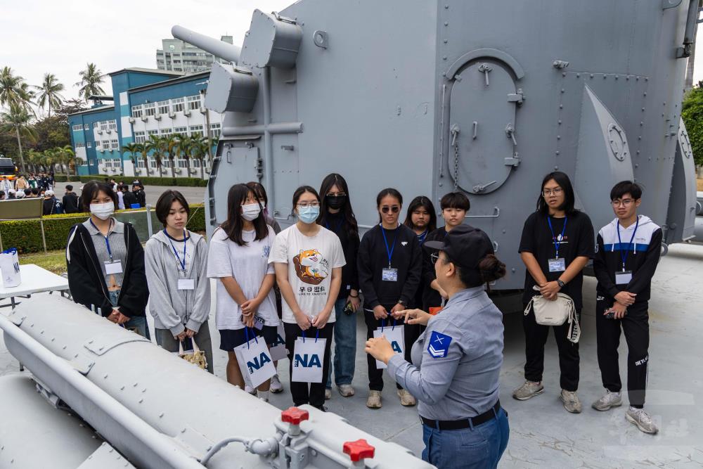 學員實地走訪資陽艦，在說明官解說下，瞭解軍艦設備。（軍聞社記者蔡枋澐攝）