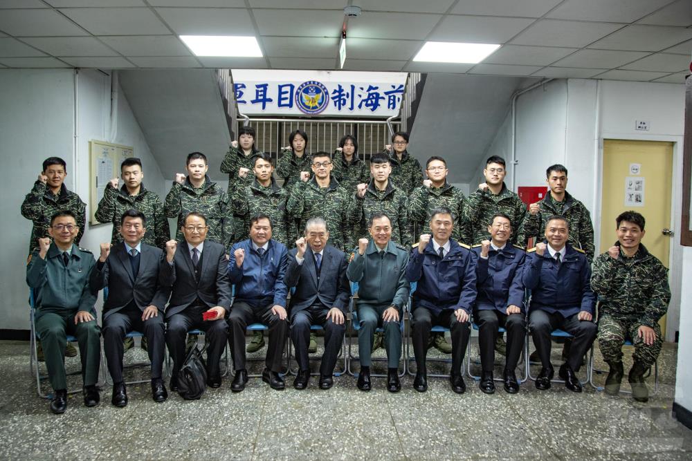 李理事長與官兵合影，並提醒他們注意身體保暖。（軍聞社記者王茗生攝）