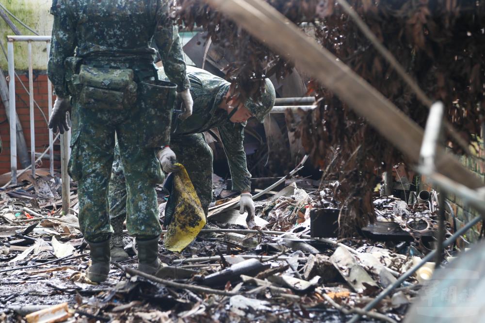 第四作戰區協助臺南新營地區執行環境復原工作。（軍聞社記者侯凱議攝）