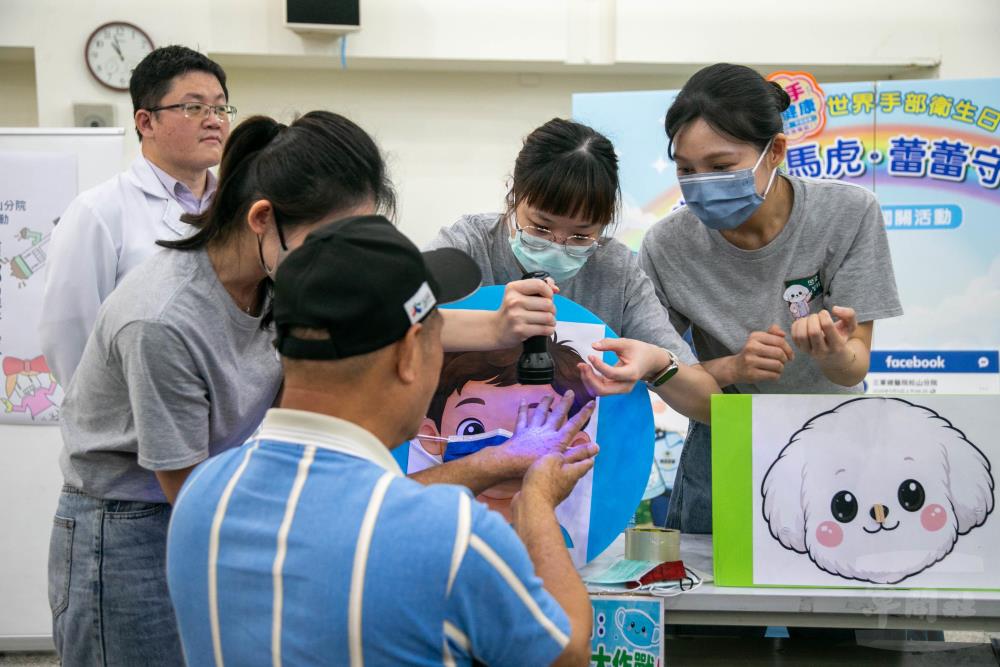 醫護人員宣導衛生教育。（軍聞社記者侯凱議攝）