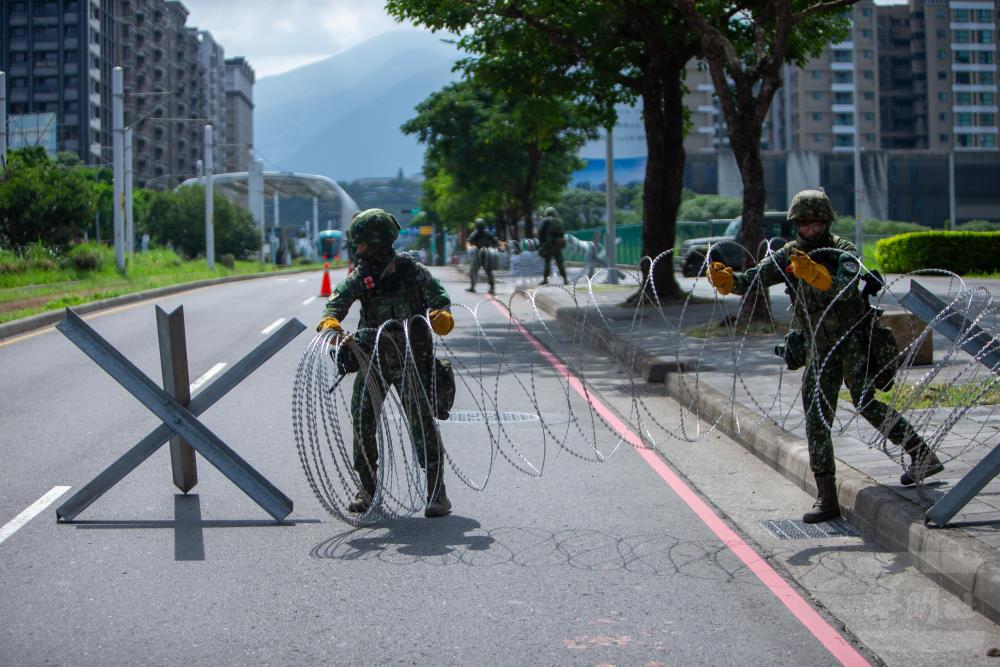 工兵部隊以鋼刺蝟及蛇腹型鐵絲網阻止敵軍進推。（軍聞社記者王進福攝）
