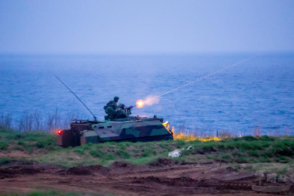 官兵操作50機槍對空射擊。（軍聞社記者王進福攝）