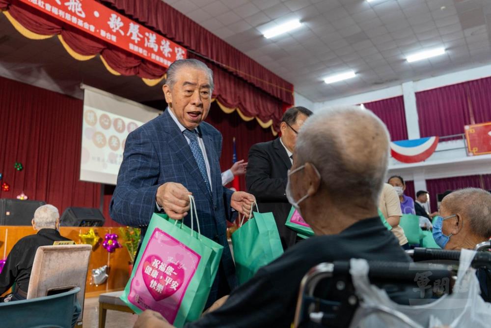 李榮譽理事長親自致贈榮民前輩禮品。（軍聞社記者吳冠萱攝）
