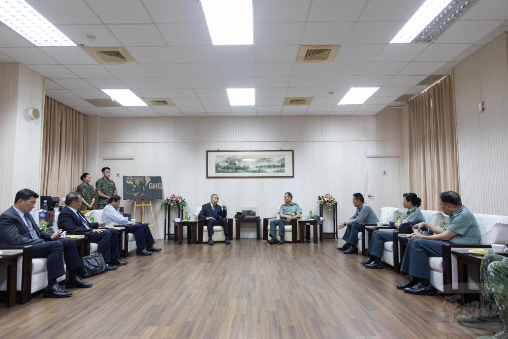 李榮譽理事長慰問官兵。（軍聞社記者吳柏融攝）