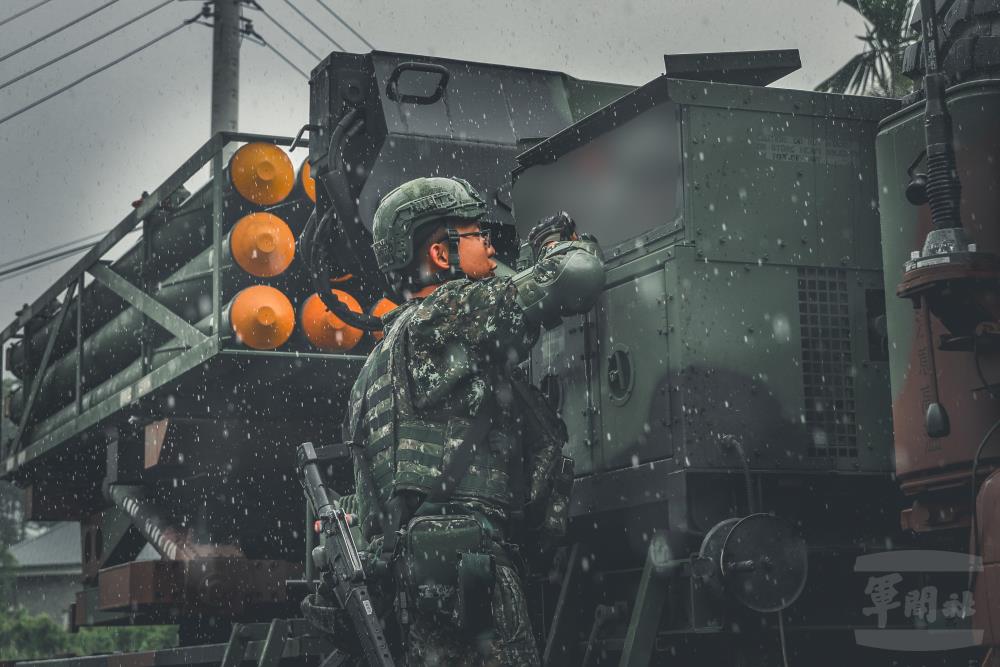 官兵抵達任務地區後，不受天候影響迅速完成任務。（軍聞社記者林澤廷攝）