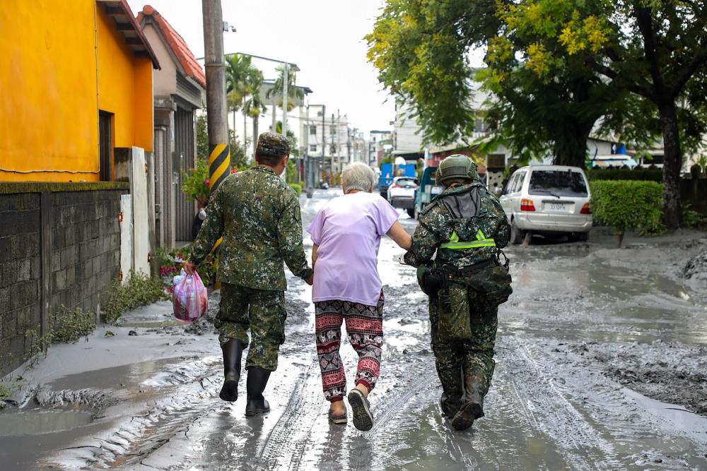第二作戰區官兵協助長者返家。（第二作戰區提供）