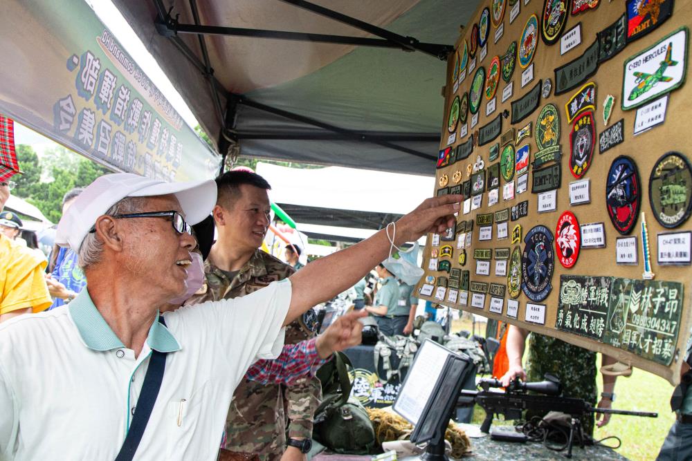 陸軍特種作戰指揮部展示各式臂章，吸引退役前輩目光，（軍聞社記者尤昱翔攝）
