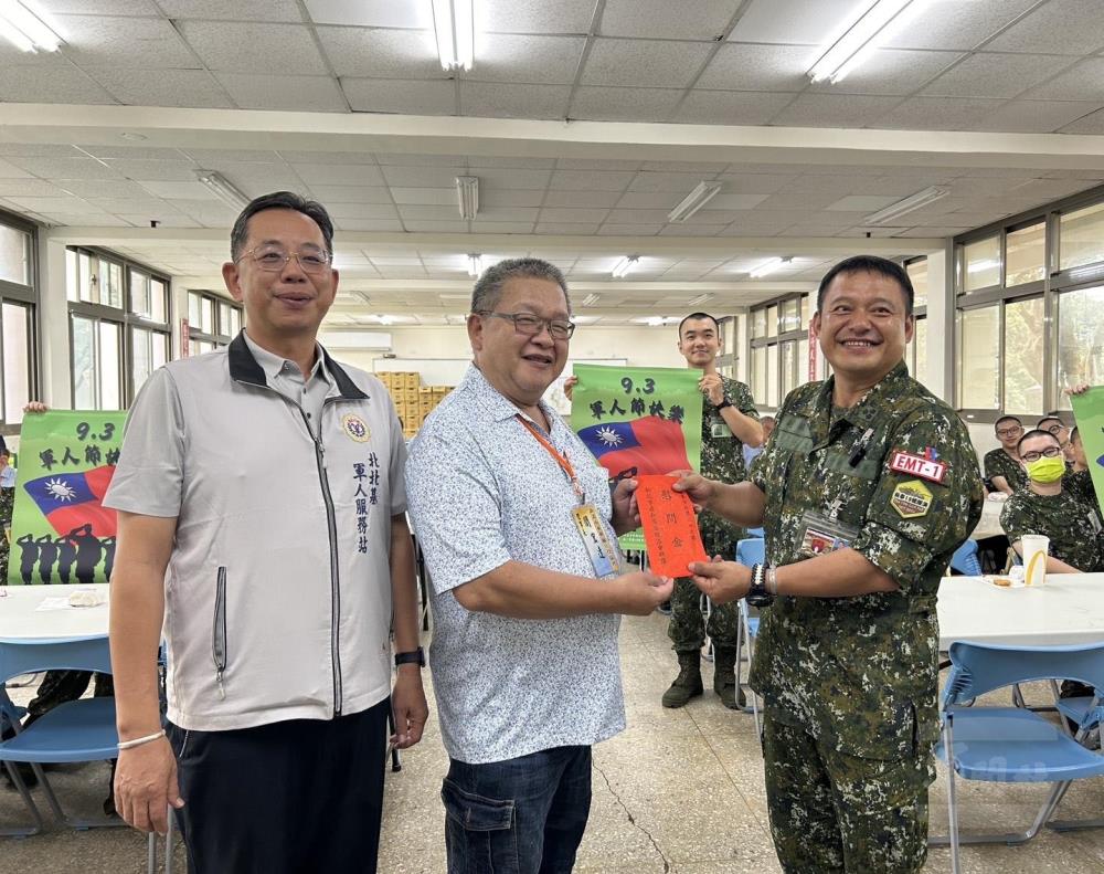 関理事長致贈慰問金。（新北軍人服務站提供）