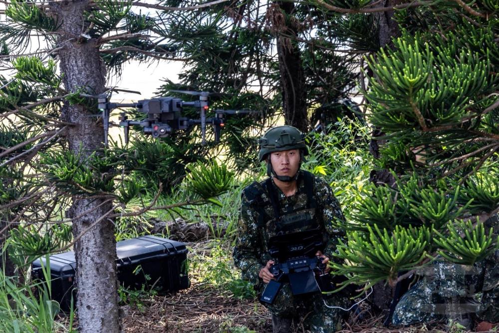 官兵操作監偵型無人機掌握敵情。（青年日報提供）