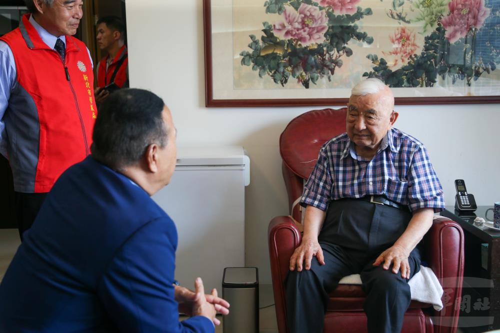柏副部長感謝王德輝先進過去為捍衛國家所做的付出，也關心他生活近況與國家對其照顧情形。（軍聞社記者侯凱議攝）