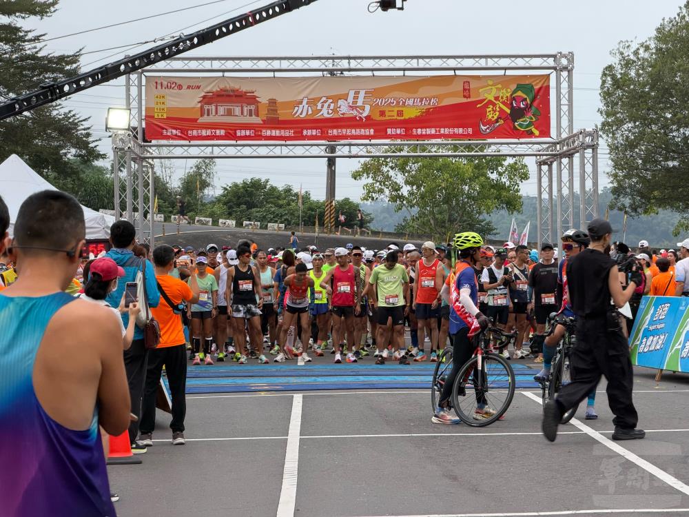 砲訓部官兵參與馬拉松活動，強化體能。（砲訓部提供）