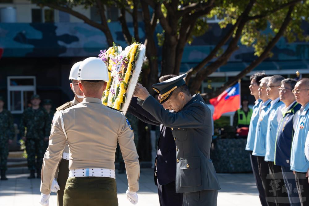 金防部指揮官黃中將偕金門縣陳縣長於千人塚獻花。（軍聞社記者李恬恬攝）