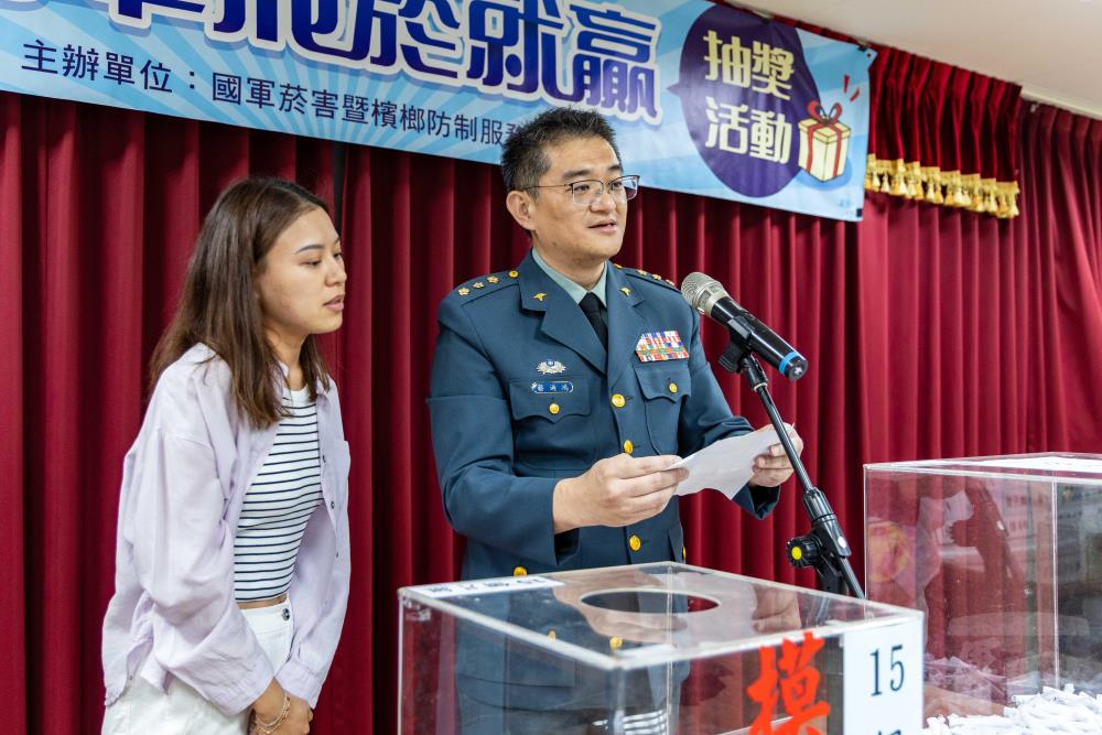 蔡處長抽出戒菸15個月組第一獎得獎者。（軍聞社記者蔡枋澐攝）