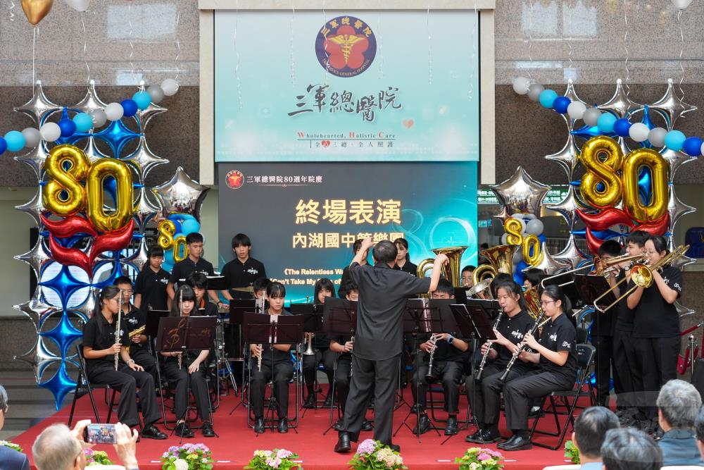 內湖國中管樂團表演。（軍聞社記者陳傳奇攝）