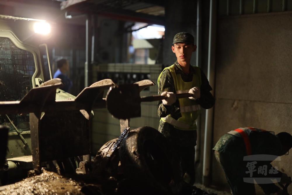 各作戰區持續投入兵力，協助地方加速復原。（陸軍司令部提供）