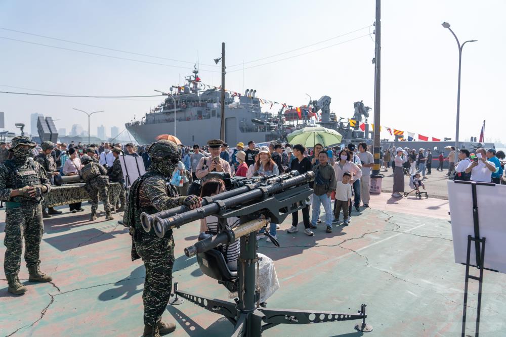 民眾體驗操作雙聯裝刺針飛彈。（軍聞社記者林庭暉攝）