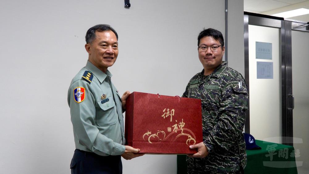 鍾副部長頒贈禮盒慰問官兵辛勞。（青年日報提供）